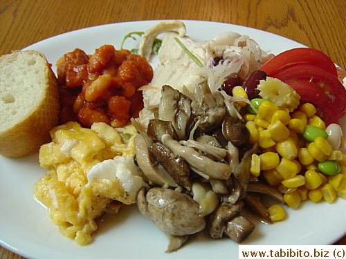 My appetizer plate number 1: (L to R clockwise) French bread (kinda hard), baked bean-y dish (beans were also kinda hard but the sauce didn't taste bad), chicken breast (incredibly dry and tough), octopus marinade (fishy), sliced tomatoes (flavorful), corn and bean salad (good because I love corn including canned and frozen ones), different types of mushrooms stirfried (okay), baked egg dish (very good)