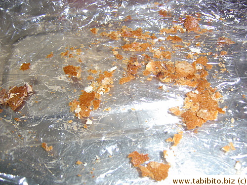 Most of the crispy flakes on the Dutch bread fall off after slicing the bread