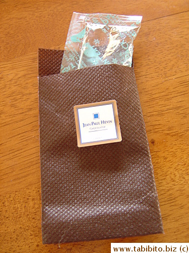 The dry ice which keeps the cake cold has its own pouch!