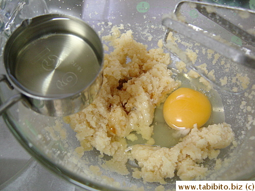 I thought I'd just move on to the next step which is to add 1 egg, 1 tsp vanilla and 1/4 cup canola oil