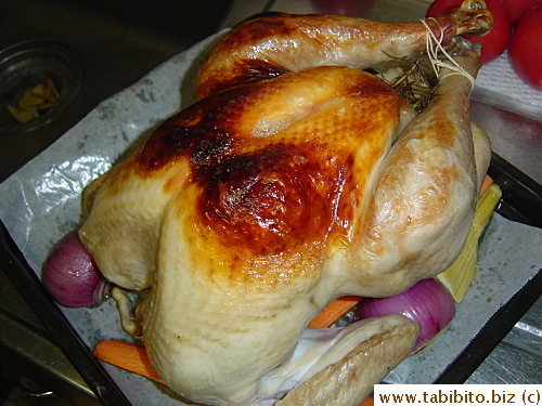 After 30 minutes of high heat blasting, the turkey looked like this. Then the foil plate's put over the breast and back to the oven it went for 2 hrs 40 min at 170C