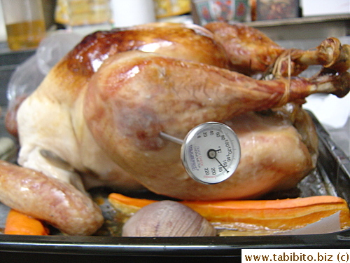 At this stage, the thigh registered 170F (180's the recommended tempreature). So I put it back in a 200C oven for the final 30 min roasting (foil removed)