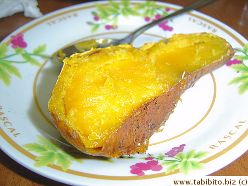 Annouimo has so much sugar in them that when baked, a layer of crispy caramel is formed on the bottom of it. Oh yummm!