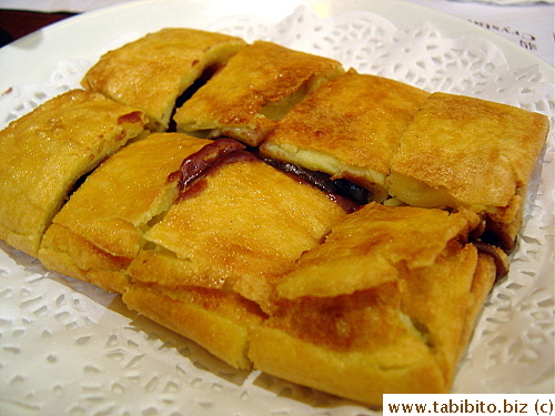 Red Bean Paste Pancakes (The skin's very crispy but too thick and chewy, the filling on the other hand was uber creamy with just enough sweetness) HK$30/US$3.8