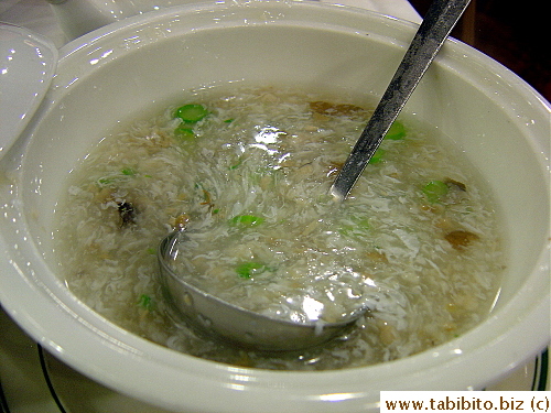 Our choice of soup for the set dinner was a thickish seafood and veggies concortion.  It's a bit under seasoned but still tasty.  The problem's easily rectified by adding salt ourselves