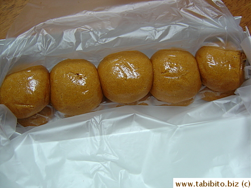 There're two layers of Manju inside