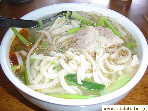 My lunch: udon with veggies and chicken. Too bad the udon's not good, the rest's pretty tasty