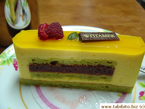 Mango mousse cake