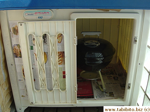 It's been months since any cats have come to sleep inside Mrs Y's kennel, I figure it's alright to use it as our