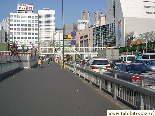 Another empty street across JR South Exit which is a rare sight for me cuz I don't go to Shinjuku at 7 in the morning