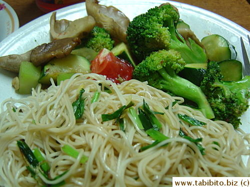 Noodles mixed with shredded ginger and scallions scalded with hot oil is very yummy