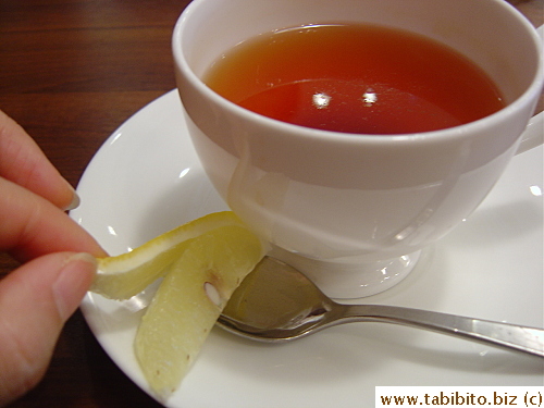 Look how attentive they prepare your lemon for easy squooshing in the cup