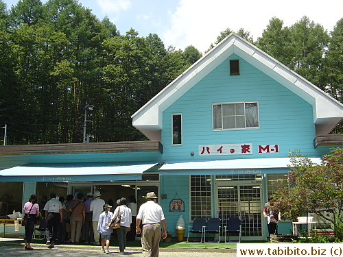 Around 11 am we stopped at this shop with a small bakery nextdoor in the middle of nowhere with NOTHING around except an unpaved parking lot where our bus parked
