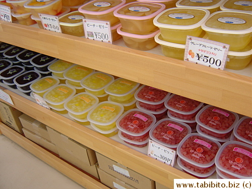 The shop sells stuff usually found in farmers markets such as handmade jelly (with real fruits!)