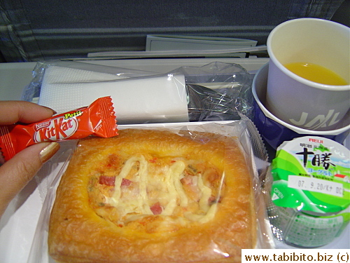 Breakfast was YUCK, well, to me anyway cuz I dislike yogurt and this kind of pastry. Don't like milk chocolate KitKat either (What's wrong with me?!)