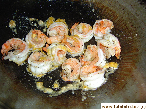 And added the prawns, and seasoned them with pinch of salt