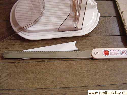 Comes with a very flexible bread knife