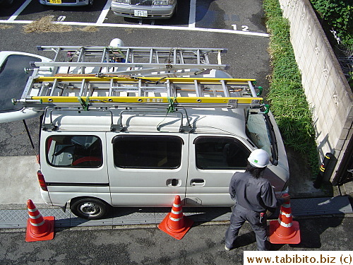 KDDI workers arrive