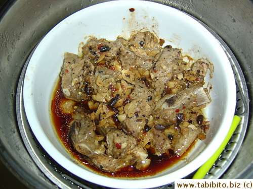 Steamed pork spare ribs in black bean sauce, 20 minutes. I used to steam them for an hour in the old pot