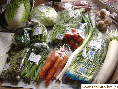 This is quite a large variety they sent me, including Chinese cabbage, cabbage, sweet potatoes, green peppers, okra, spinach, tomatoes, Japanese leeks, potatoes, salad leaves, brocolini, carrots, mizuna and a daikon