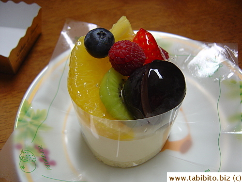 KL also bought a cheesecake with seasonal fruit at Senpikiya