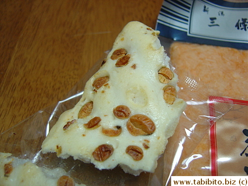The roasted soybeans add fragrance to the cracker