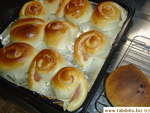 I made bacon roll and fried onion bread for their breakfast, but it never made it to their stomach