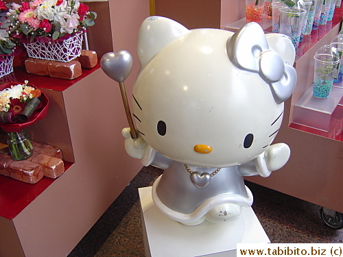 There's a Hello Kitty flower stand adjacent to Questina