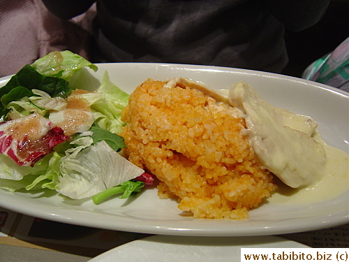 David's main dish: salad, butter rice and chicken in a creamy sauce