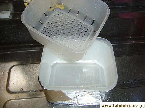 I use this colander set which I bought in a 100-Yen shop eight years ago to sprout the red beans