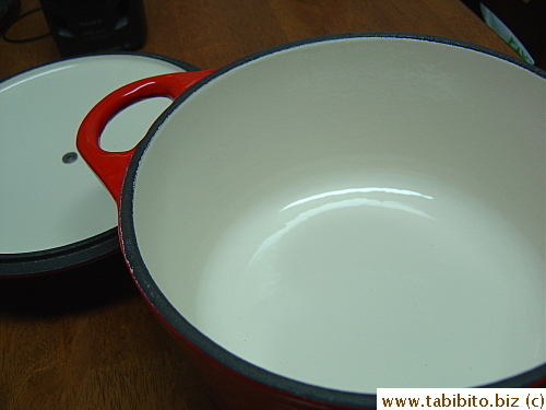 Thick pot, weighing in at 4kg (8.8Ib) with lid