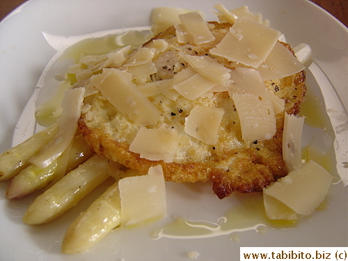 I once made this dish with white asparagus and white wine vinegar (cause I ran out of balsamic)