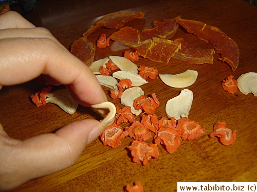 The garlic never dried to the crispy state even after a week, very disappointing