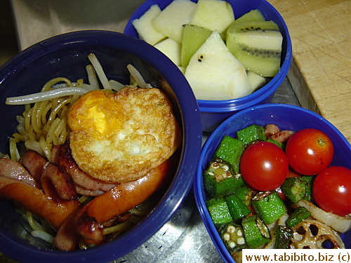 Stirfried ramen with bean sprouts, sausages, fried quail egg, sauteed lotus root, okra, cherry tomatoes, kiwi and nashi