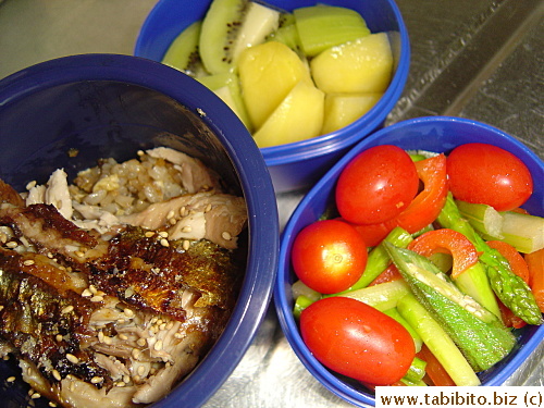 Grilled saury, stirfried vegetables, cherry tomatoes, kiwis