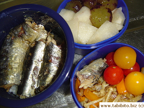 Canned sardines, stirfried enoki, peppers and onion, nashi and Kyohou grapes