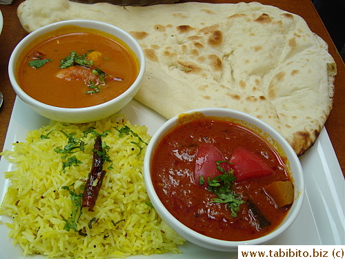 When I was starting to get full, this large platter came.  Loved the fragrant rice, the piping hot naan and the curries though