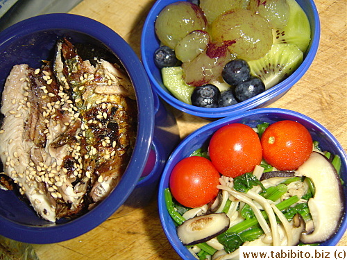 Grilled saury, sauteed mustard greens with enoki and shiitake, cherry tomatoes, kiwi, Kyohou grapes and blueberries. Looking back at these pictures, I realized I made him identical bento two days in a row!