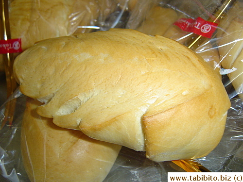 All these years, still no idea what the name of this leaf-shaped bread is, 137Yen