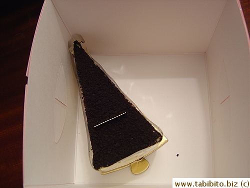 but lacks details inside, there's no ice gel pack and no cardboard to steady the cake