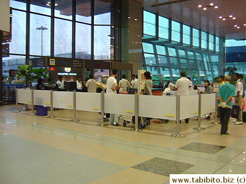 Before all the check-in counters, there's this GST refund counter with a huge line for people with check-in merchandises, so this is not for us, thank goodness