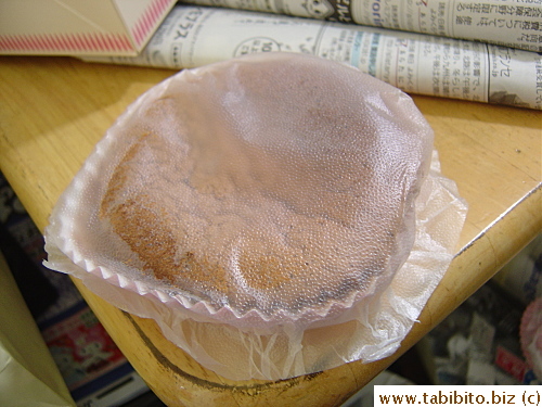 Keeps cake moist and fresh