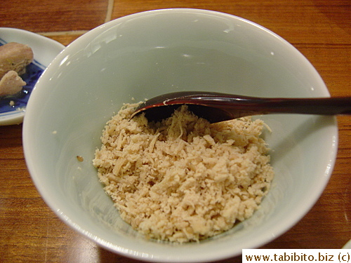 There's seasoned minced chicken meat for topping