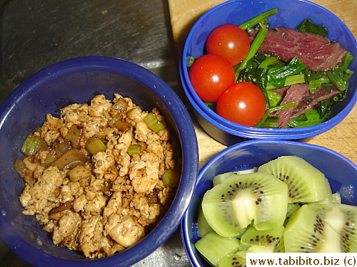 Stirfried ground chicken with diced veggies, spinach with salami, cherry tomatoes, kiwi