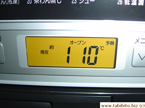 The oven starts counting up the temperature once it reaches 100C during pre-heating