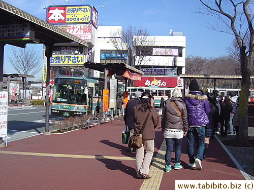 Very long line for the bus to the Outlet