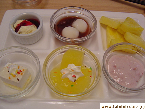 I didn't check out the dessert table, but these were what my friend got and she didn't get any cakes 