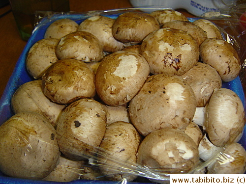A large 2-lb punnet of mushrooms