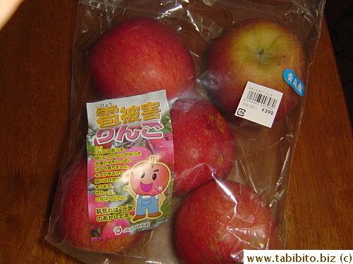 A bag of Fuji apples from Aomori