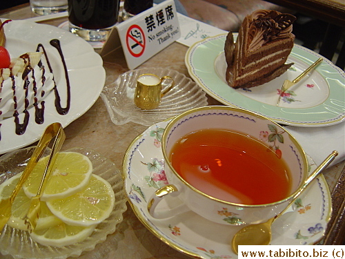KL and Serlina ordered the cake set (1100Yen/US$11) and both wanted chocolate cake and hot lemon tea